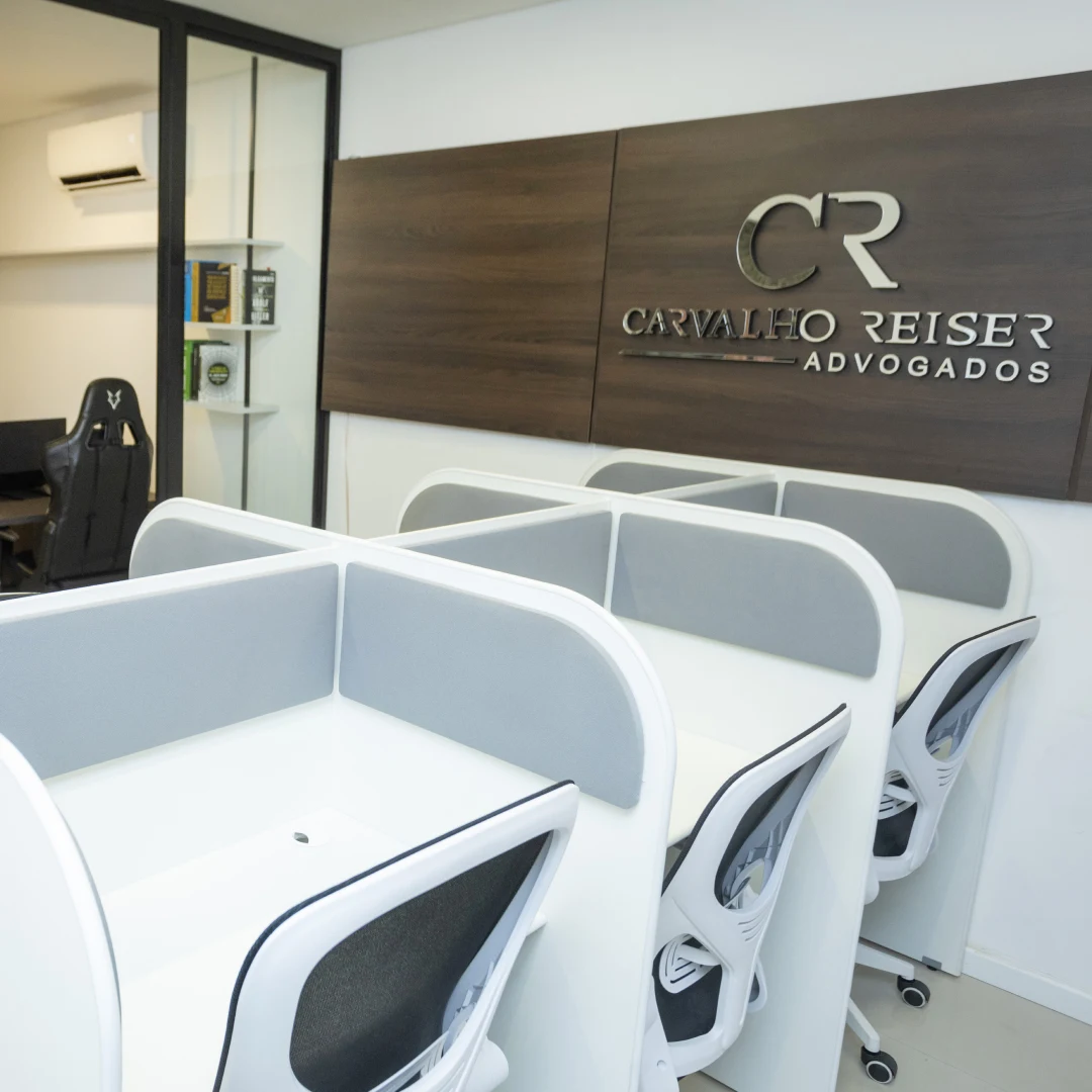 Estações de trabalho da equipe da Carvalho Reiser Advogados