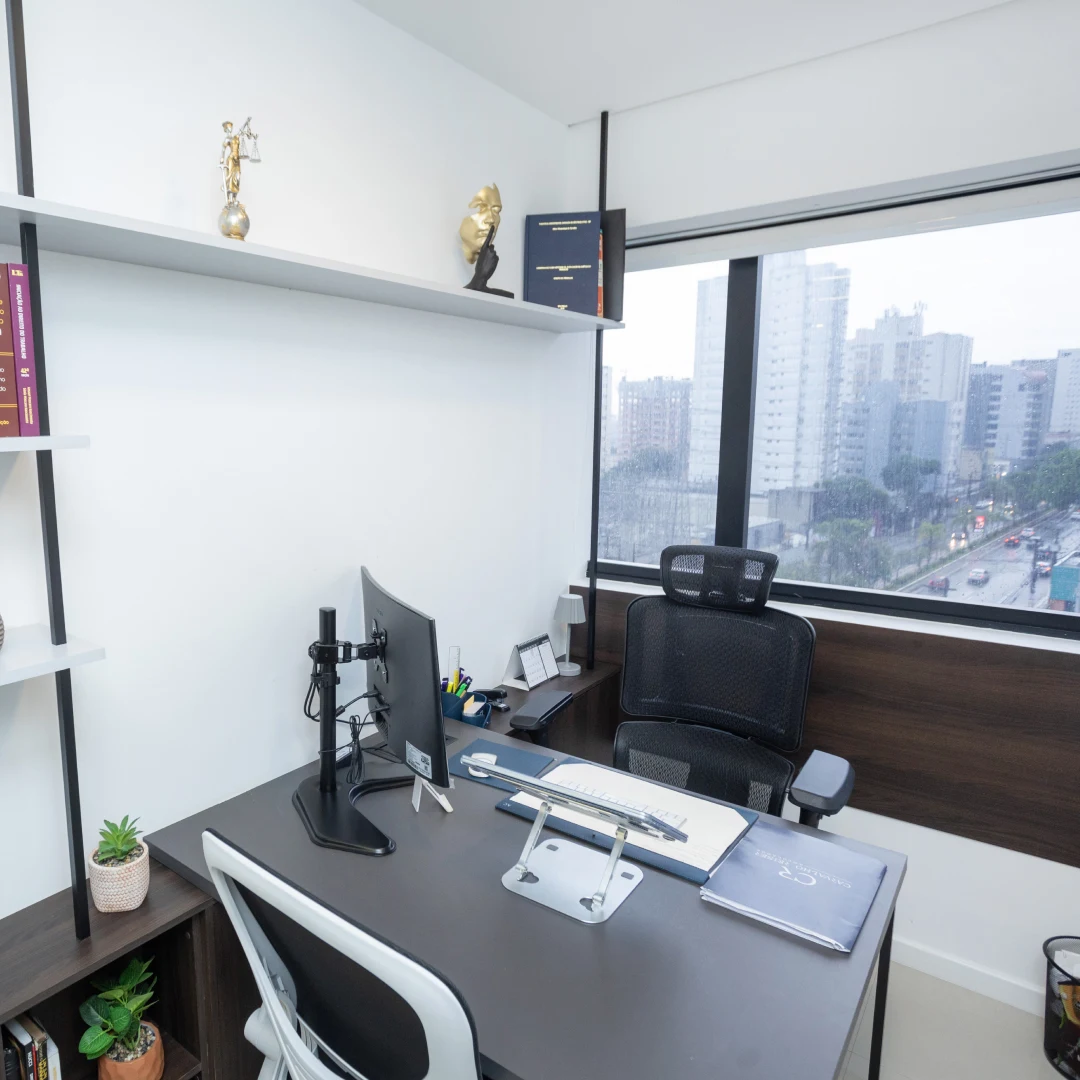 Sala de atendimento da Carvalho Reiser Advogados, com janela e vista para São Paulo